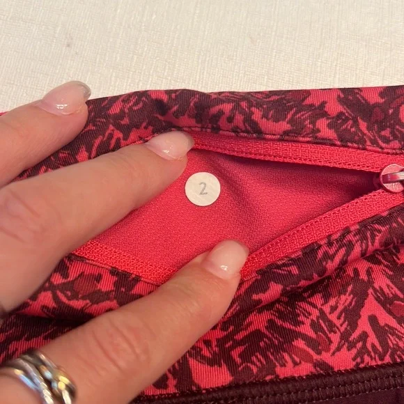 71. Lululemon Run Times Short *4-way Stretch Bordeaux Drama BonBon MountainPeaks - Picture 4 of 4